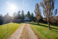 2164 W Woodbury Rd in Hardwick, VT - Foto de edificio - Building Photo