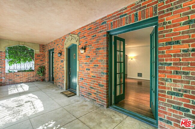 1942 Normandie Ave in Los Angeles, CA - Foto de edificio - Building Photo