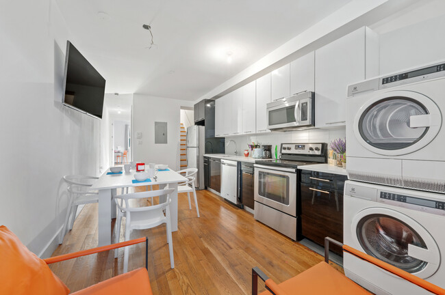 26A Scholes St in Brooklyn, NY - Building Photo - Building Photo