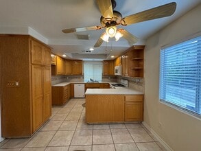 5917 Dorset Dr in Bakersfield, CA - Building Photo - Building Photo