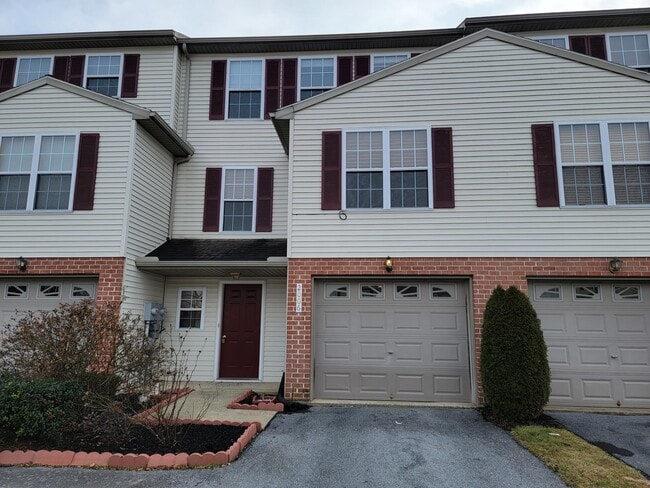 2006 Greystone Dr in Lebanon, PA - Foto de edificio - Building Photo