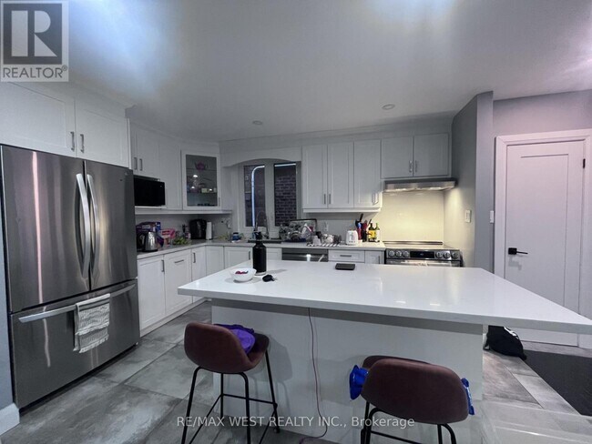 241 Wychwood Ave in Toronto, ON - Building Photo - Building Photo