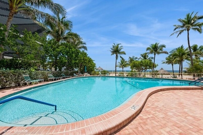 710 N Ocean Blvd in Pompano Beach, FL - Foto de edificio - Building Photo