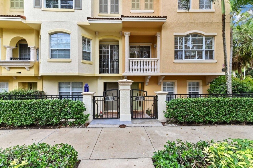 11750 Valencia Gardens Ave in Palm Beach Gardens, FL - Building Photo