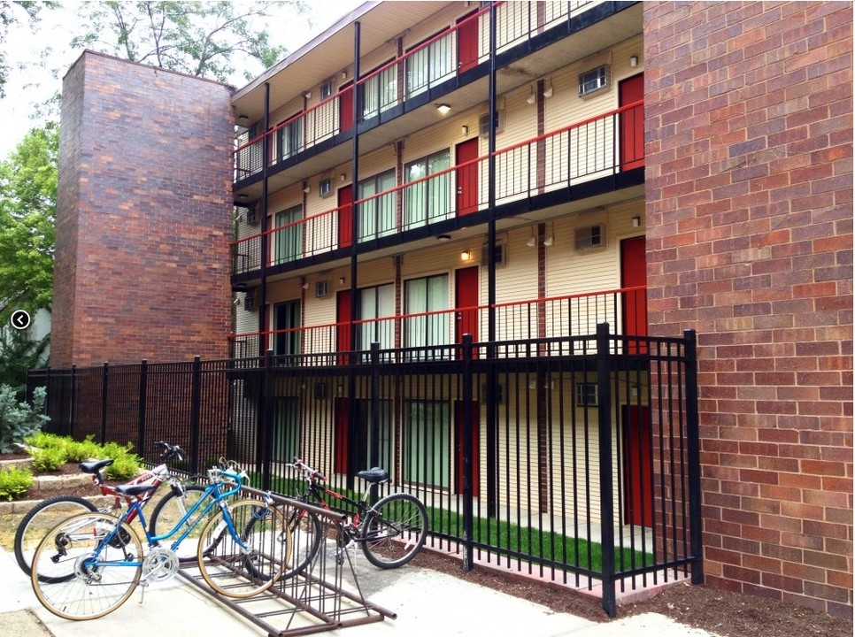 Chateau Apartments in Champaign, IL - Building Photo