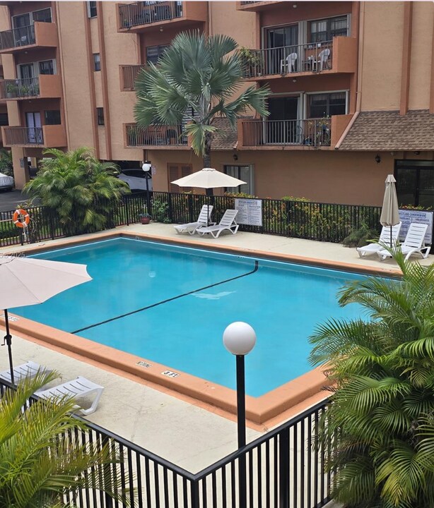 5440 W 21st Ct, Unit 101 in Hialeah, FL - Foto de edificio