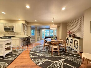 3417 122nd Pl NE in Bellevue, WA - Foto de edificio - Building Photo