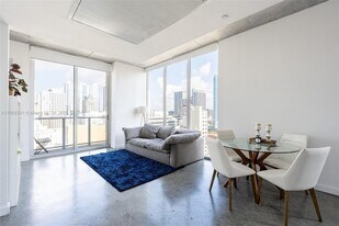 151 SE 1st St in Miami, FL - Building Photo