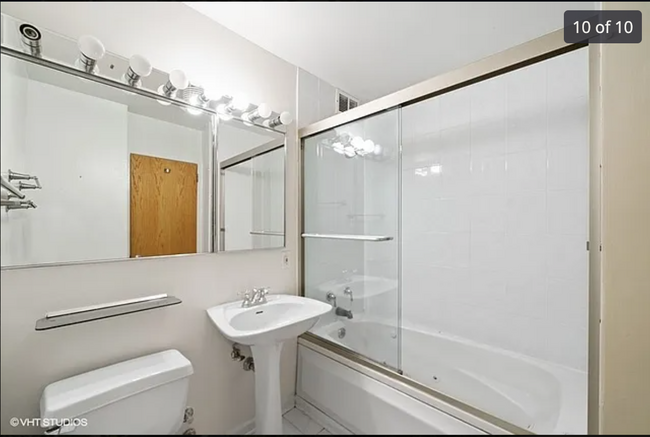 1455 N Sandburg Terrace in Chicago, IL - Building Photo - Building Photo