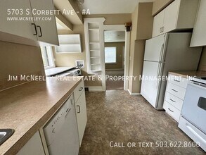 5703 S Corbett Ave in Portland, OR - Building Photo - Building Photo