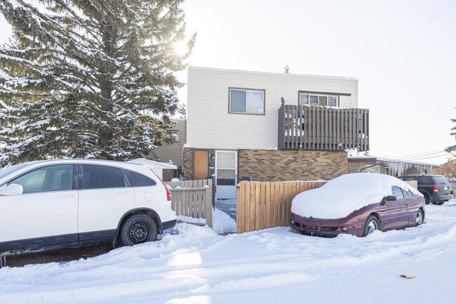 23 Huntington Park Pl NW in Calgary, AB - Building Photo - Building Photo