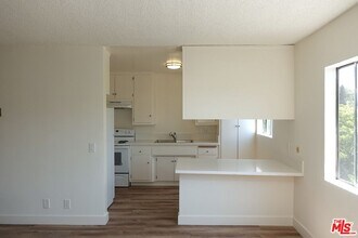 1301 N Mansfield Ave in Los Angeles, CA - Building Photo - Building Photo