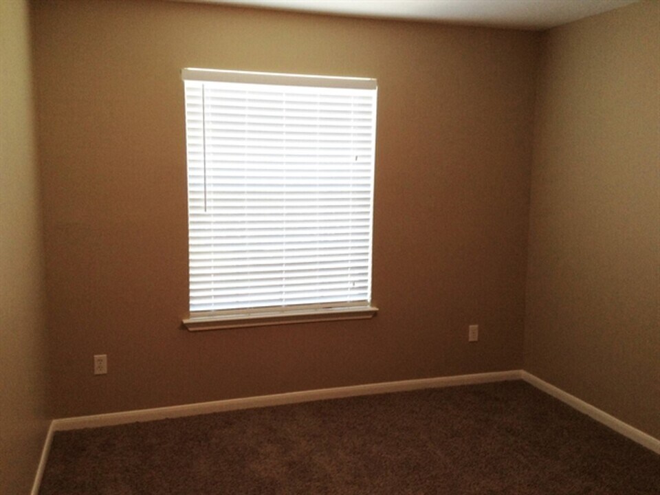 2210 2 Trail Dr in Spring, TX - Building Photo