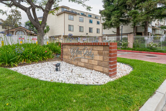 Glen Oaks in Pacoima, CA - Foto de edificio - Building Photo