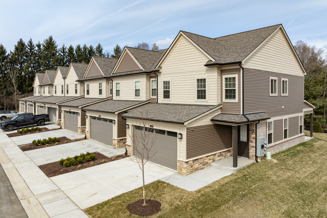 Encore at Lake Forest Trail in Brighton, MI - Foto de edificio