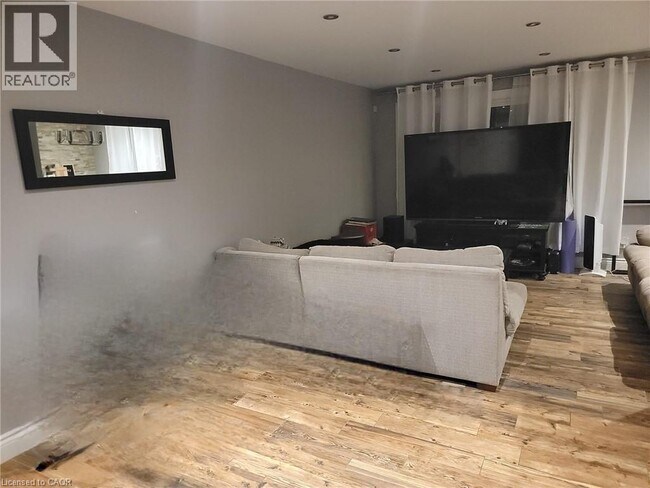 5486 Hixon Ave in Burlington, ON - Building Photo - Building Photo