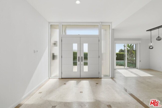 18149 Wakecrest Dr in Malibu, CA - Building Photo - Building Photo