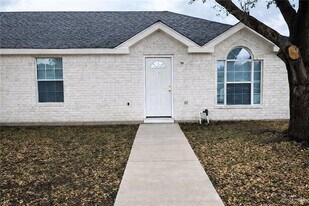 1 La Mancha Dr in Edinburg, TX - Building Photo