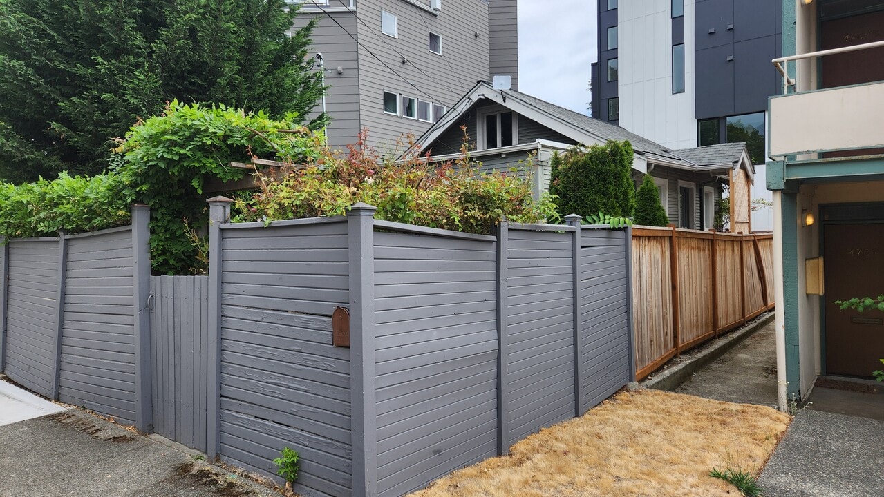 4708 Midvale Ave N, Unit Room 1 in Seattle, WA - Building Photo