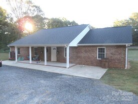 495 S Government St in Lincolnton, NC - Building Photo