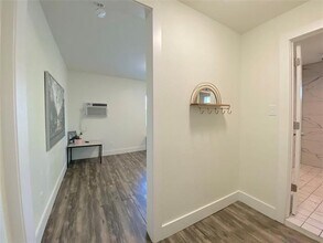 735 W 10th St-Unit -D in Dallas, TX - Building Photo - Building Photo
