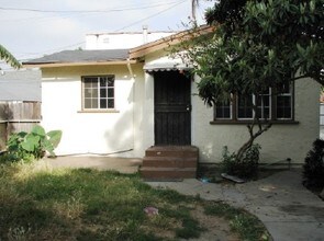 8639 S Gate Ave in South Gate, CA - Foto de edificio - Building Photo