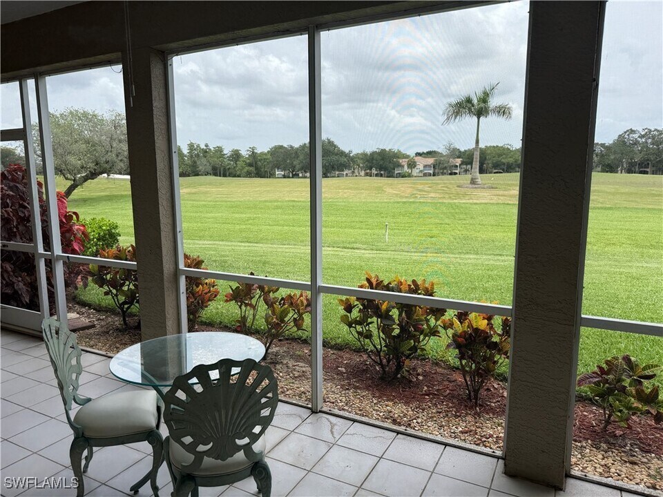 219 Via Perignon in Naples, FL - Foto de edificio