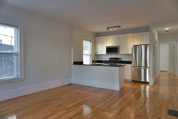 2 Osgood St, Unit 1 in Somerville, MA - Foto de edificio - Building Photo