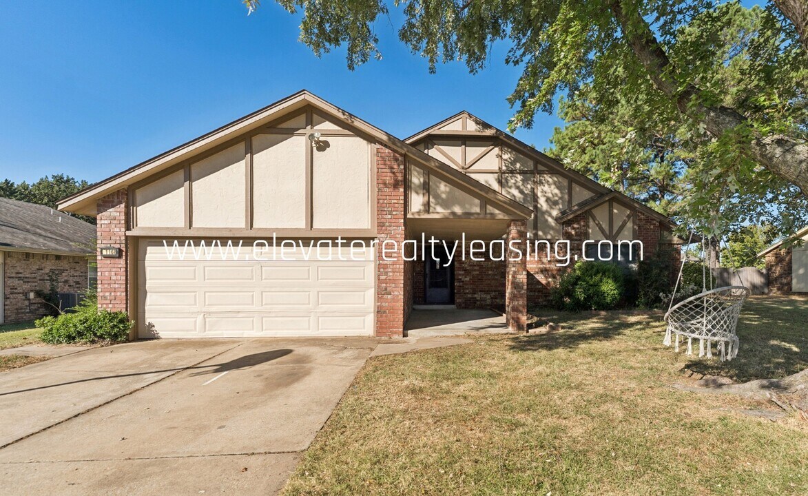 11168 S Douglas Ave in Jenks, OK - Building Photo