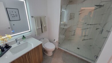 2028 Jackson St, Unit A2 in Hollywood, FL - Building Photo - Building Photo