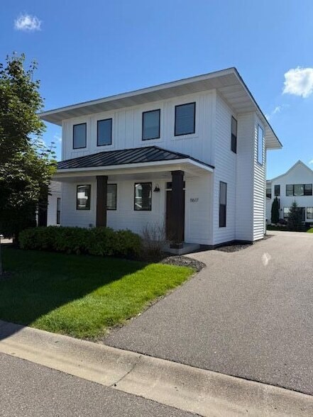 11617 86th Ave N in Maple Grove, MN - Foto de edificio