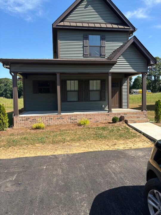 215 Cherokee Dr in Lafayette, TN - Building Photo
