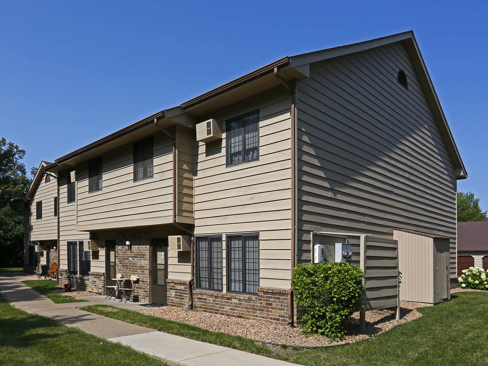 Perfect blend of comfort & convenience! in Chaska, MN - Foto de edificio