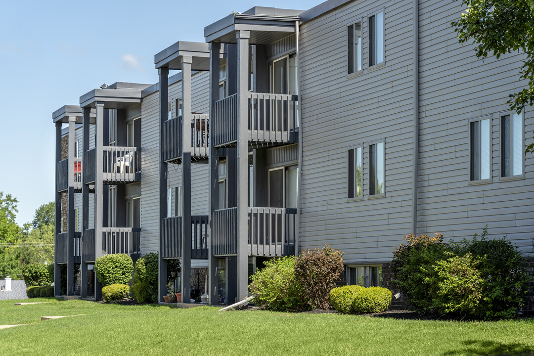 River Ridge Apartments in Rossford, OH - Building Photo