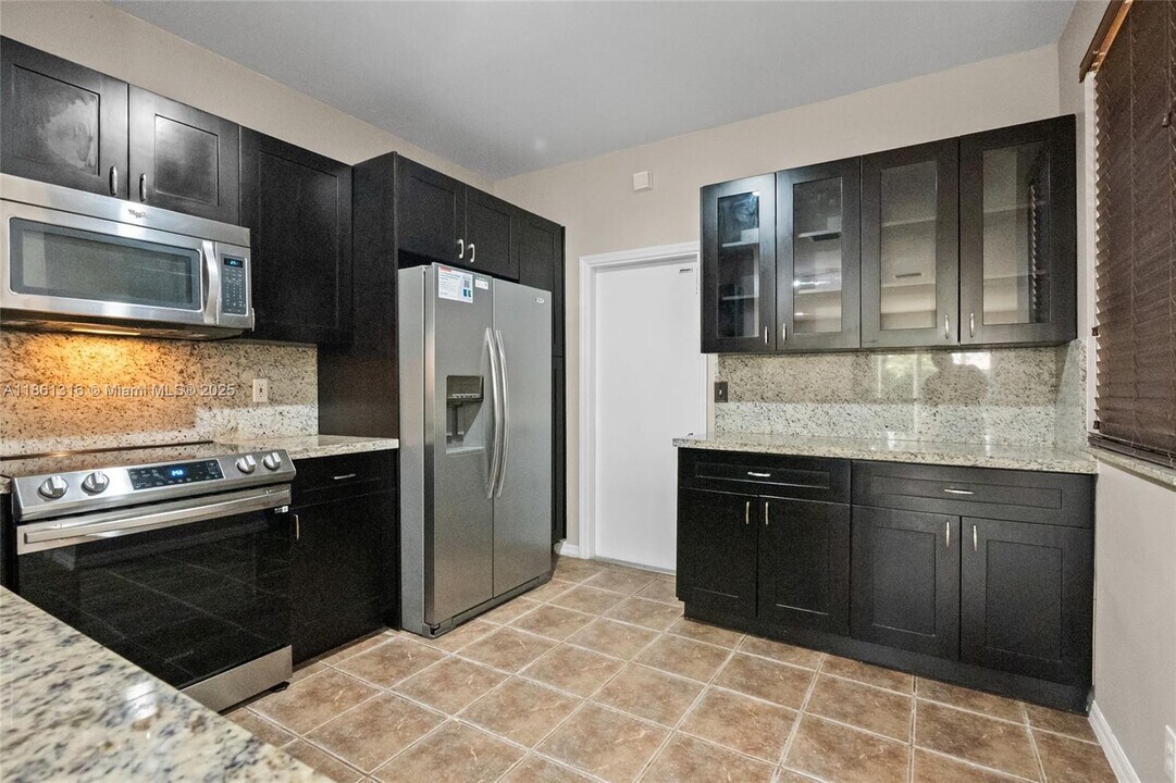 2082 Madeira Dr in Weston, FL - Building Photo