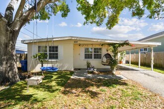 204 Northeast Jefferson Cir N in St. Petersburg, FL - Building Photo - Building Photo