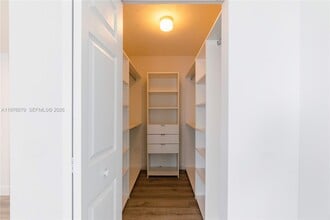 1155 Brickell Bay Dr, Unit 2204 in Miami, FL - Foto de edificio - Building Photo