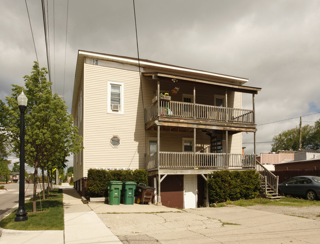 121 Court St in Howell, MI - Foto de edificio - Building Photo