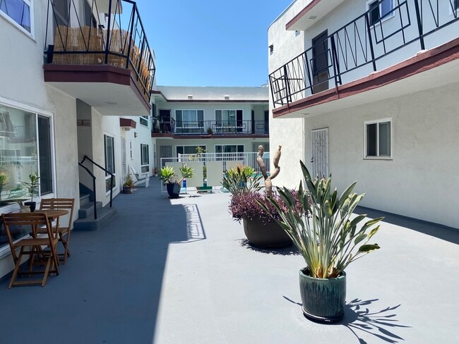 1537 N Laurel Ave, Unit 104A in Los Angeles, CA - Building Photo - Building Photo