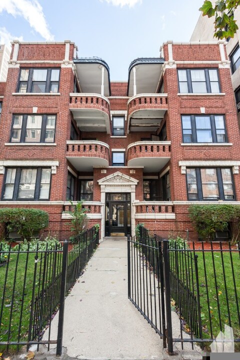 439 W Melrose St, Unit 3A in Chicago, IL - Building Photo