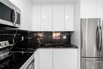 9405 SW 76th St in Miami, FL - Building Photo - Building Photo