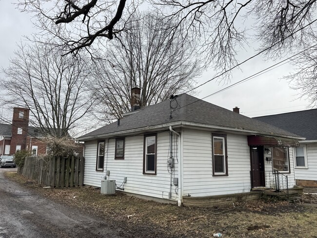 2121 Cherry Ave in Alliance, OH - Foto de edificio - Building Photo