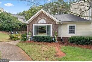 81 Hampshire Ct in Avondale Estates, GA - Building Photo