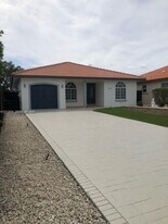 9910 SW 23rd St in Miami, FL - Building Photo