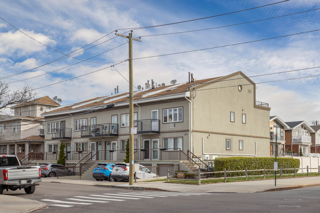 208 Beach 124th St in Rockaway Park, NY - Foto de edificio