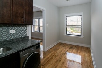 2249 W Wilson Ave, Unit 113 in Chicago, IL - Foto de edificio - Building Photo