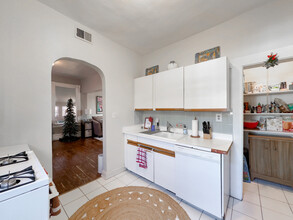 2136 N Clifton Ave, Unit G in Chicago, IL - Building Photo - Building Photo