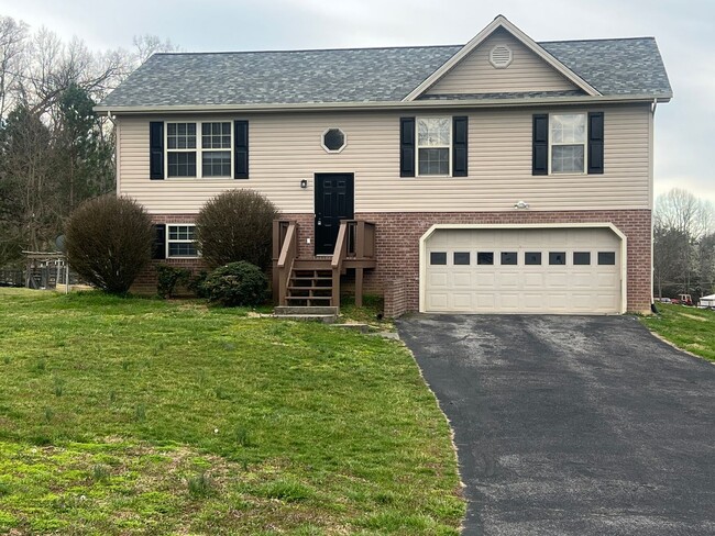 120 Meadowlark Drive in Jonesborough, TN - Building Photo - Building Photo