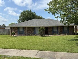 303 Belle Grove Blvd in Lafayette, LA - Building Photo