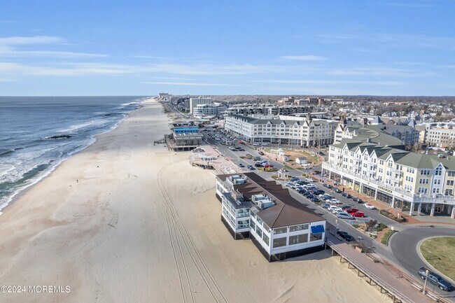15 Morris Ave in Long Branch, NJ - Foto de edificio - Building Photo